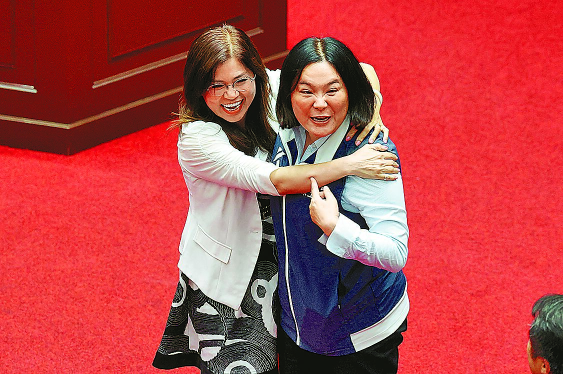 新住民基本法草案趕在16日三讀通過時,民眾黨立委麥玉珍(左)衝向前與國民黨立委陳玉珍(右)相互擁抱。(本報資料照片) image