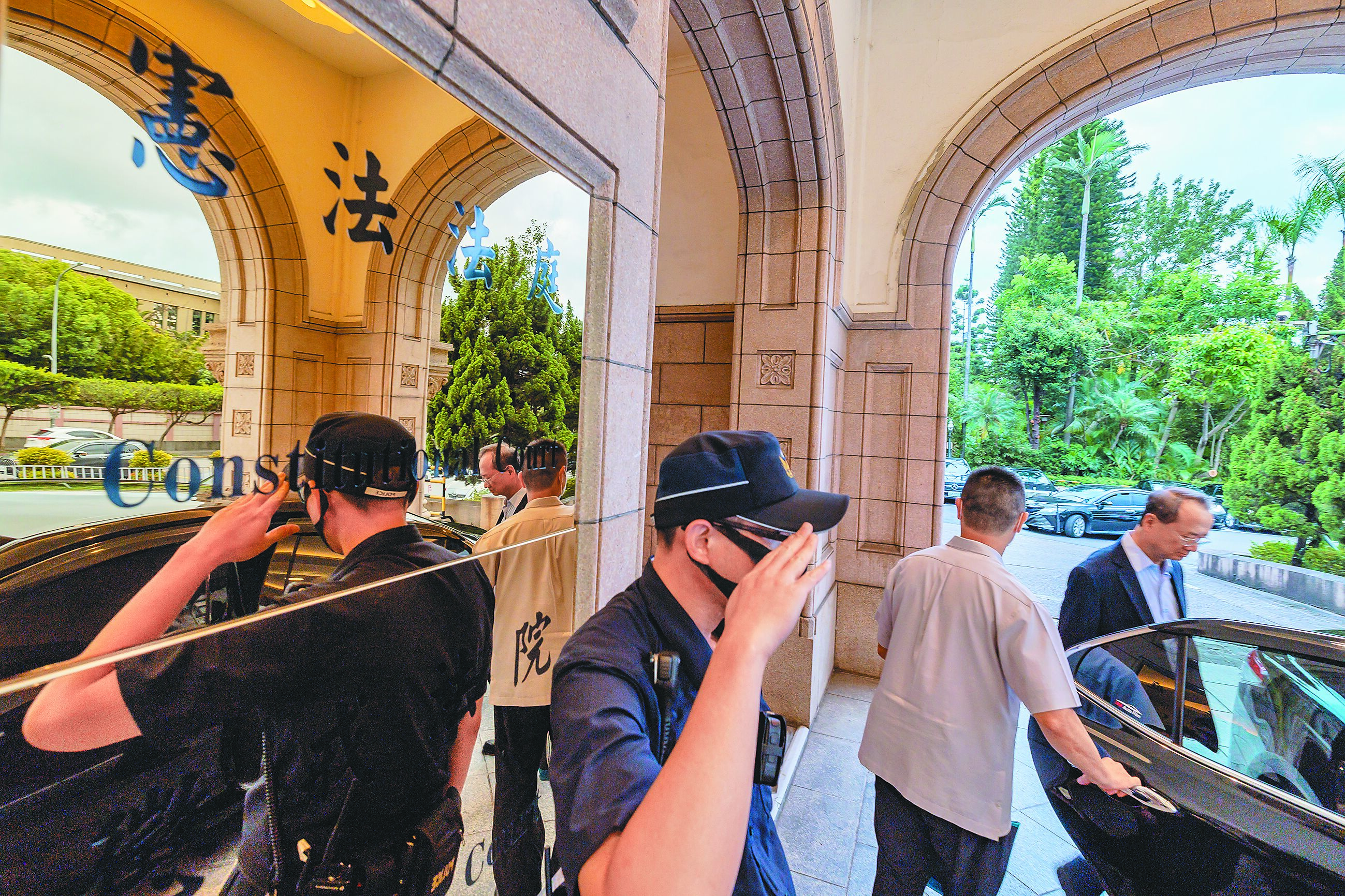 立法院通過國會改革法案,4機關先後聲請釋憲及暫時處分;憲法法庭19日裁准暫時處分,相關法律在釋憲案宣判前應暫停執行。圖為司法院長許宗力(後右)準時下班。(郭吉銓攝) image