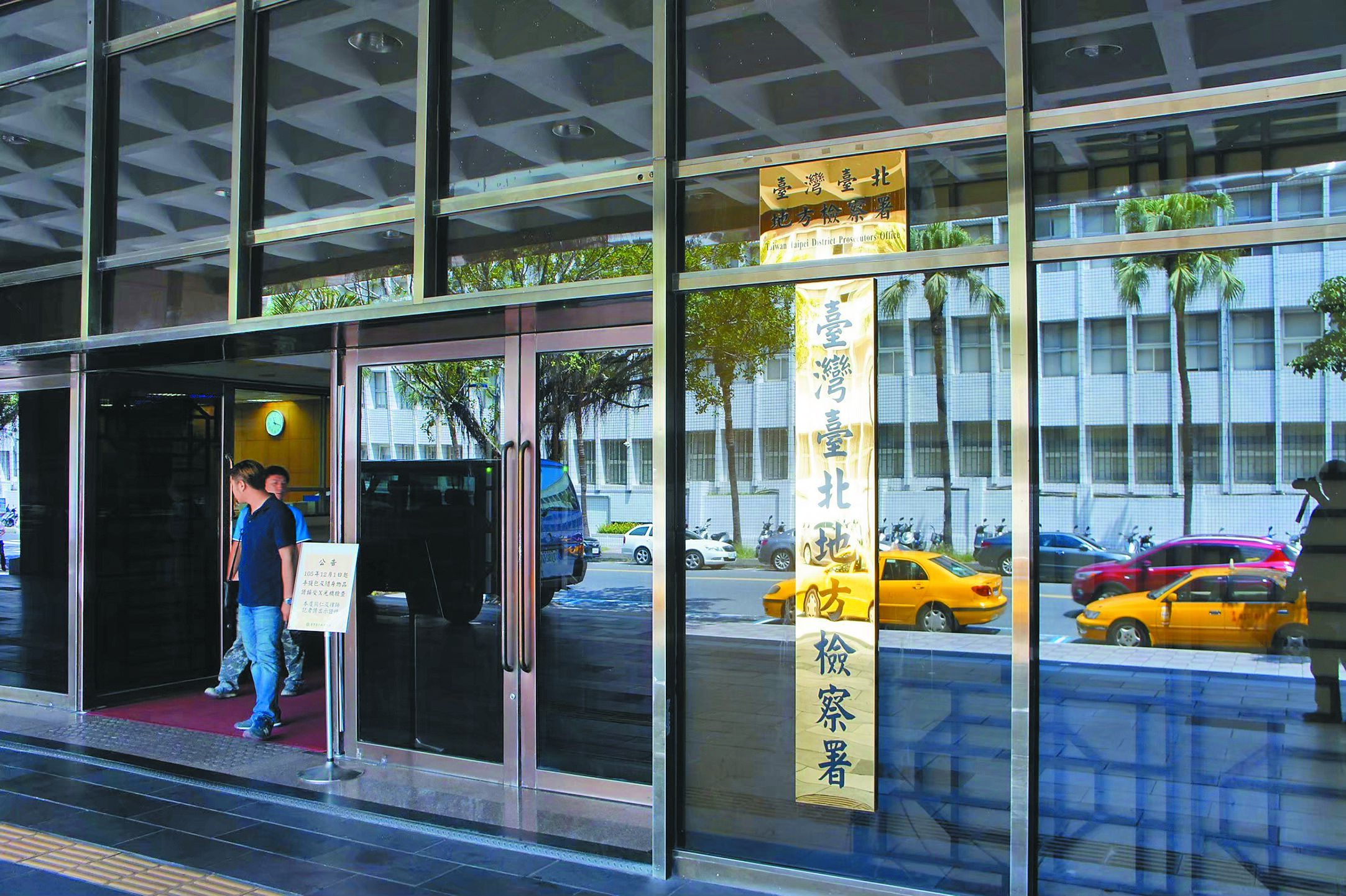 律師蔡鴻燊涉與新北市多名里長籌組詐騙集團,盜領遺產,並找來警員駱勁達配合查詢個資,2年詐取上億元款項;台北地檢署23日展開搜索約談行動。(本報資料照片) image
