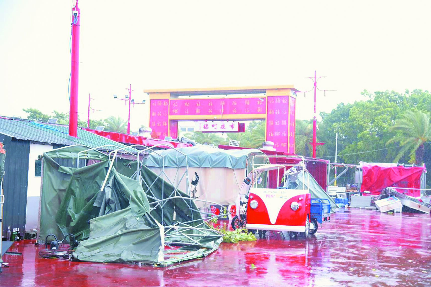 凱米襲台,花蓮強風大雨,東大門夜市一片狼藉,許多攤商生財工具被強風吹落。(花蓮縣政府提供/王志偉花蓮傳真) image