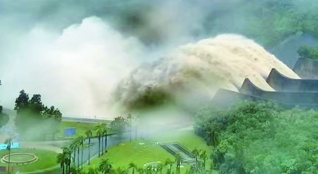 颱風凱米過境,台南降下超大豪雨,曾文水庫調節性放水。(水利署南區水資源分署提供) image