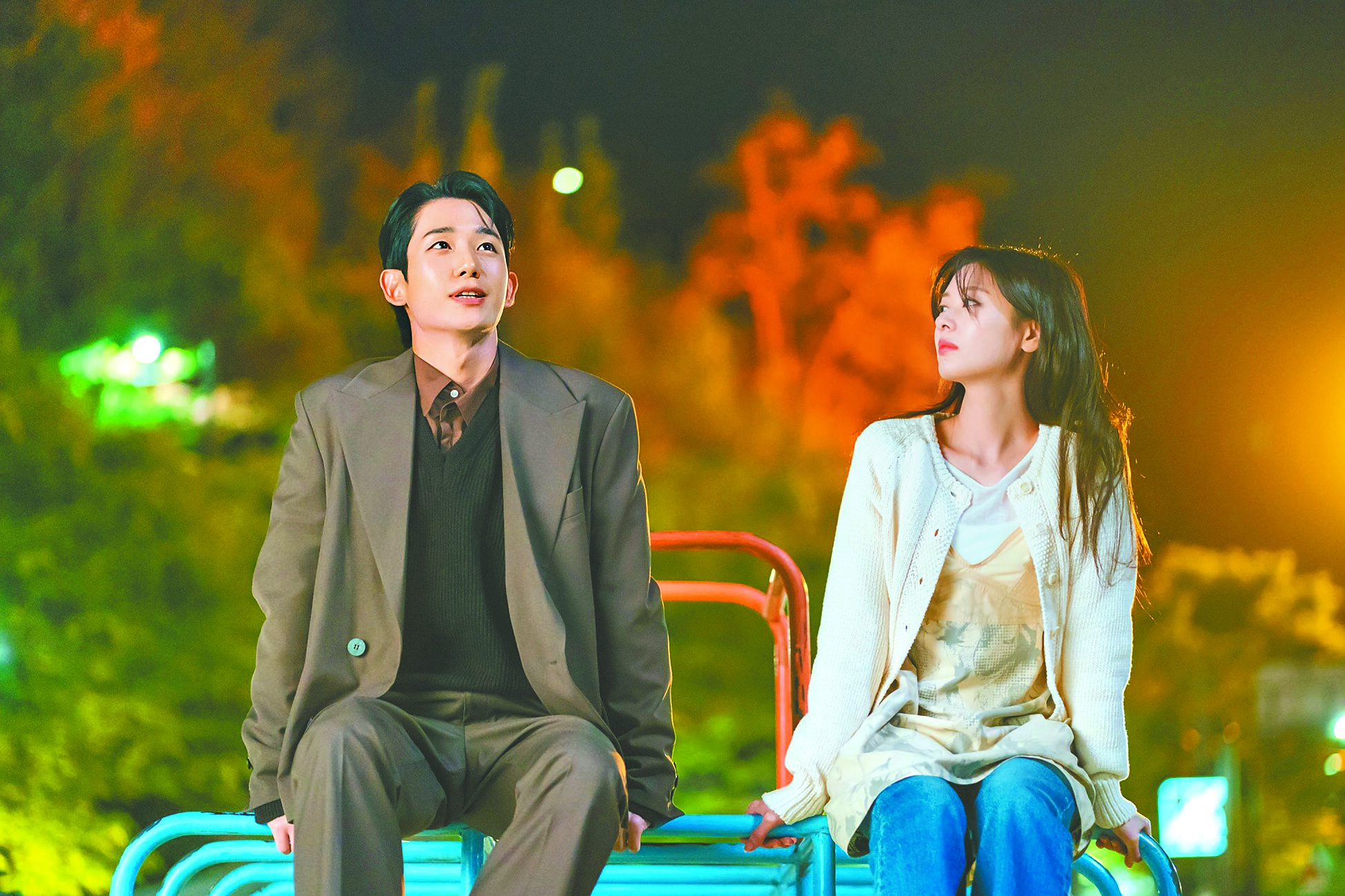 丁海寅(左)和庭沼珉在《媽媽朋友的兒子》中演一對戀人。(Netflix提供) image