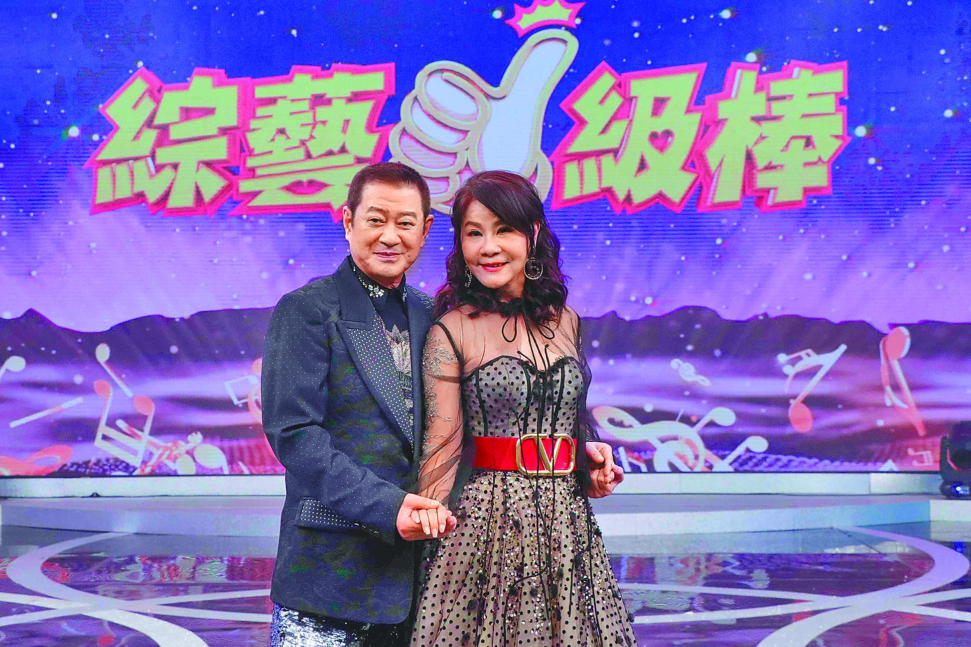 蔡小虎(左)、龍千玉合體登上《綜藝一級棒》熱唱,重現螢幕情侶的經典畫面。(中視提供) image