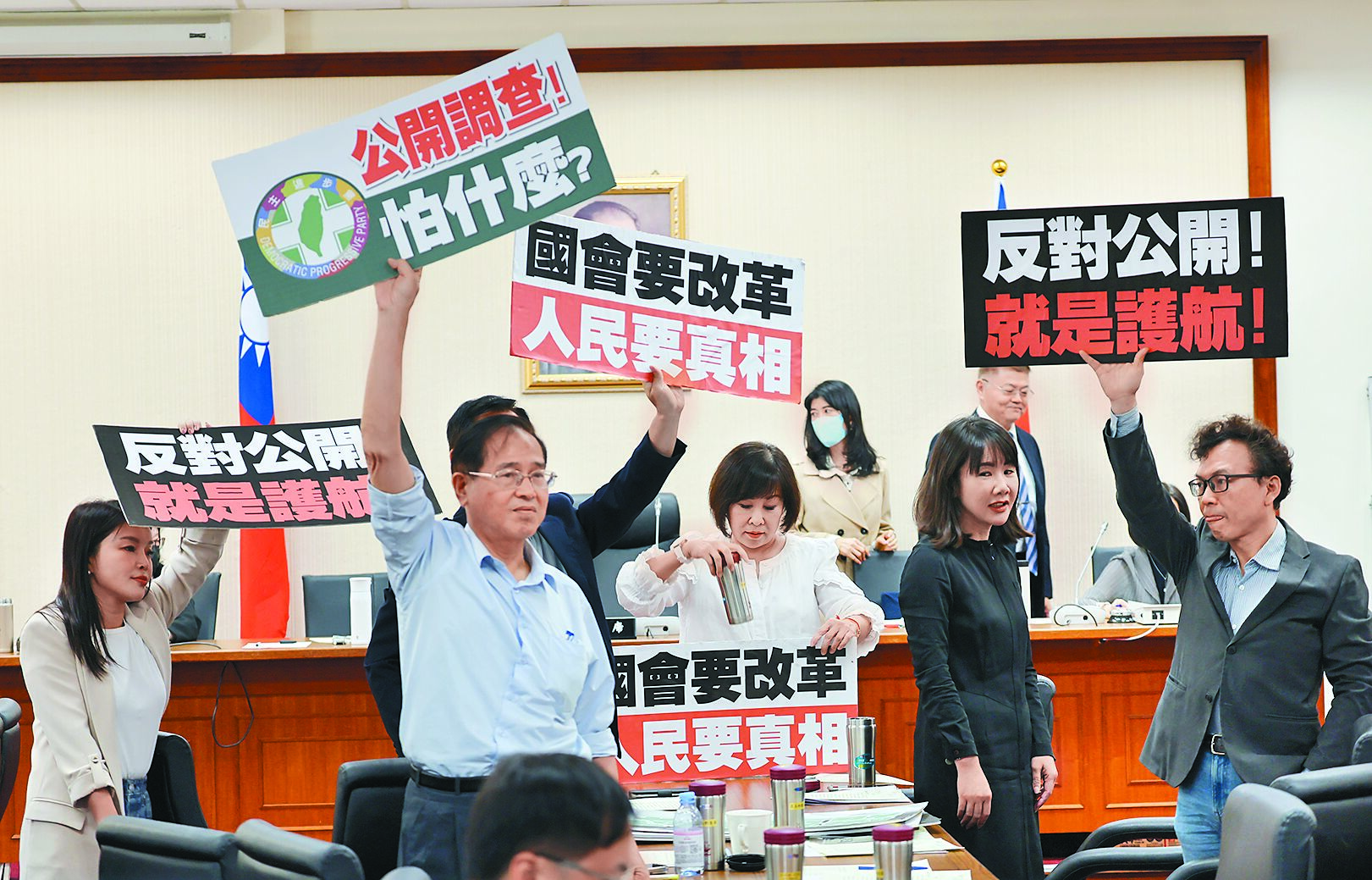 立法院經濟委員會日前討論成立「有關進口雞蛋執行情形調查專案小組」及「運作要點草案」等相關事宜,國民黨立委高舉標語要求全面調查進口雞蛋。(本報資料照片) image
