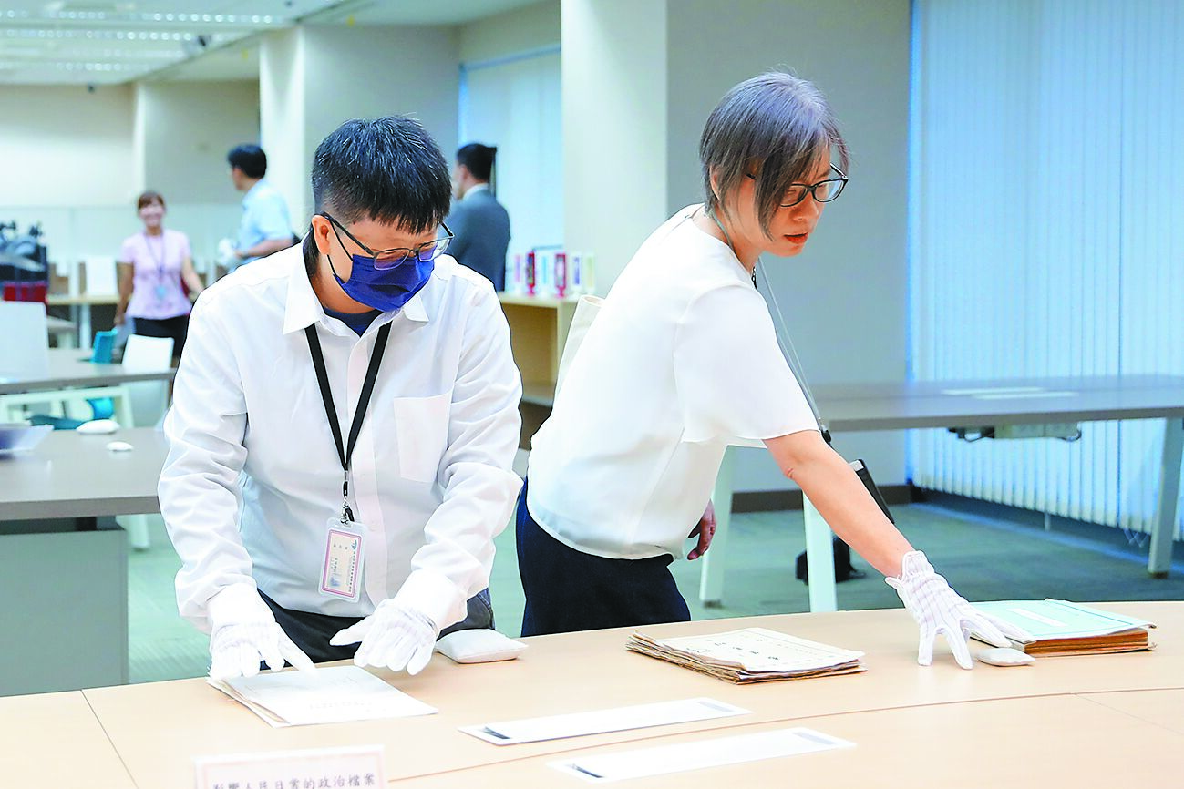 國民黨立委提案要修《國家機密保護法》,強化監督。圖為國發會檔案管理局人員整理政治檔案相關歷史文件。(本報資料照片) image