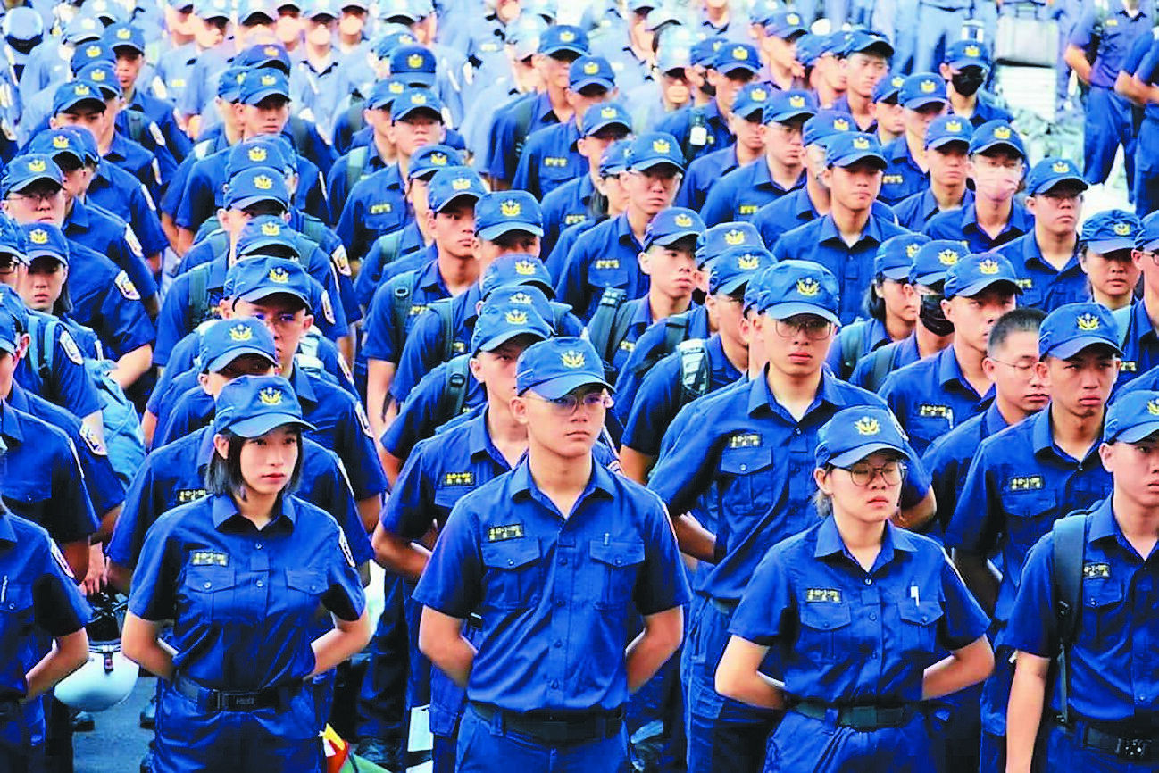 台灣警察專科學校42期學生,經過1年的教育訓練後,於今年7月前往各縣市警局實習。(警專提供/胡欣男台北傳真) image
