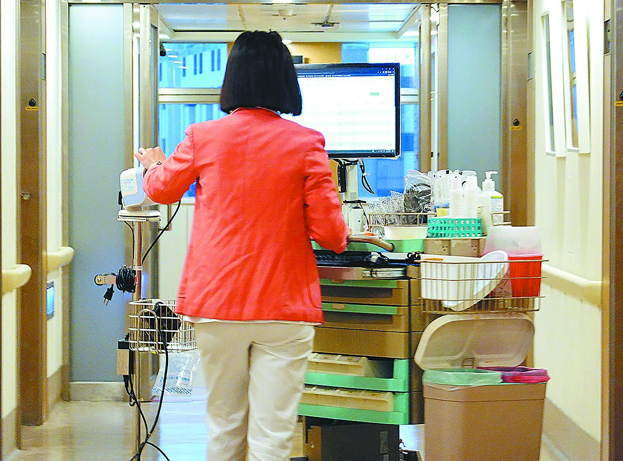 台灣醫療工會聯合會過去調查顯示,7成護理人員都有跨科支援的經驗,其中不乏違背個人意願、教育訓練不足的「不當調動」,因此台醫聯和護師公會全聯會正在擬定相關指引。(本報資料照片) image