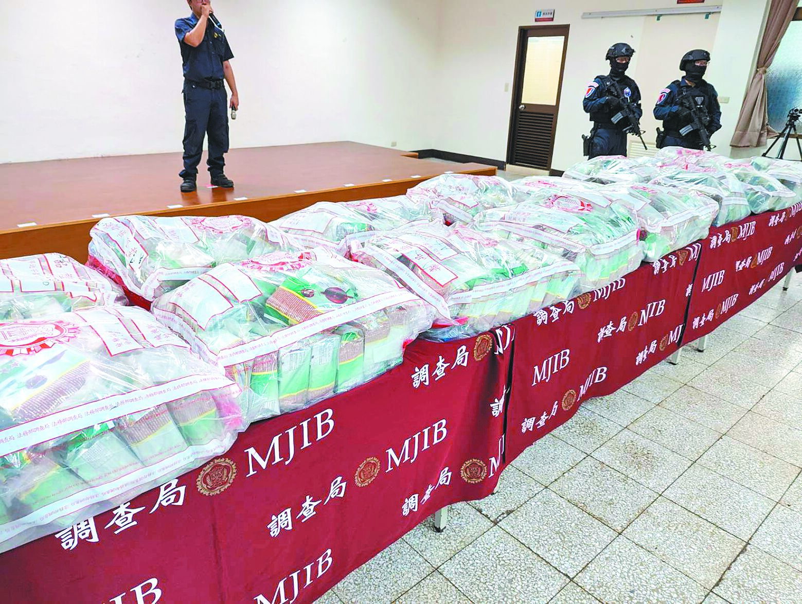 調查局接獲海關通報,查獲525公斤、黑市價格新台幣21億的海運走私毒品案,台中地檢署日前起訴3人。(中央社) image