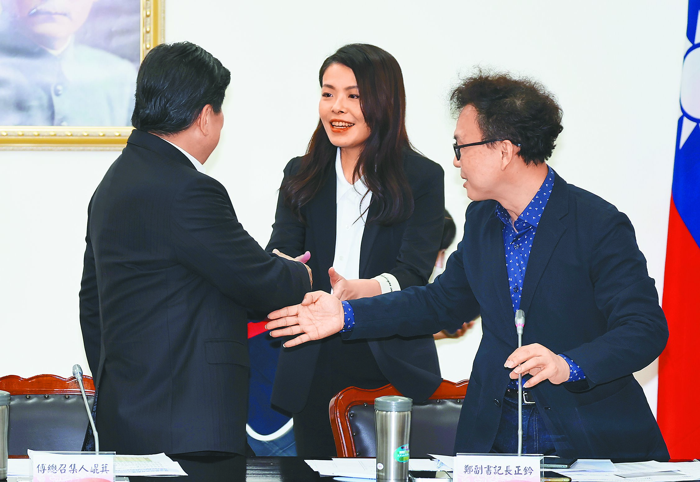 國民黨立委鄭正鈐(右)表示,高虹安(中)將提上訴,對民進黨來說,最好是明年罷免直接派代理市長。左為國民黨團總召傅崐萁。(本報資料照片) image
