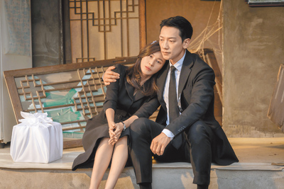 Rain(右)在《紅天鵝》中默默守護著金荷娜。(Disney+提供) image