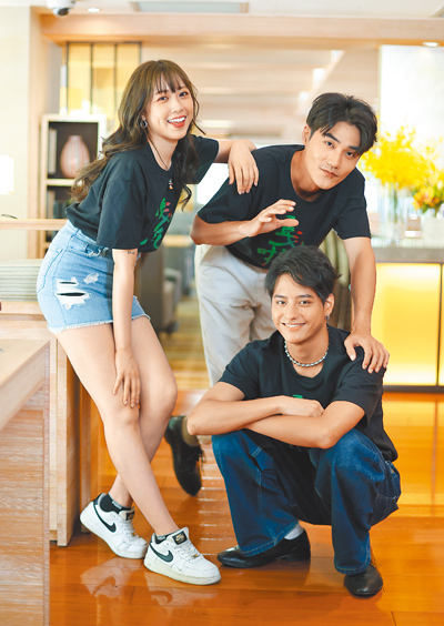 新生代演員李恩佑(下)、林靖軒(左)、余奕墨在恐怖片《嘎啦》組成探險小隊。(陳俊吉攝) image