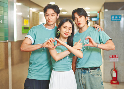 曹佑寧(左起)、李沐、婁峻碩在主演電影《夏日的檸檬草》中大談三角戀。(陳俊吉攝) image