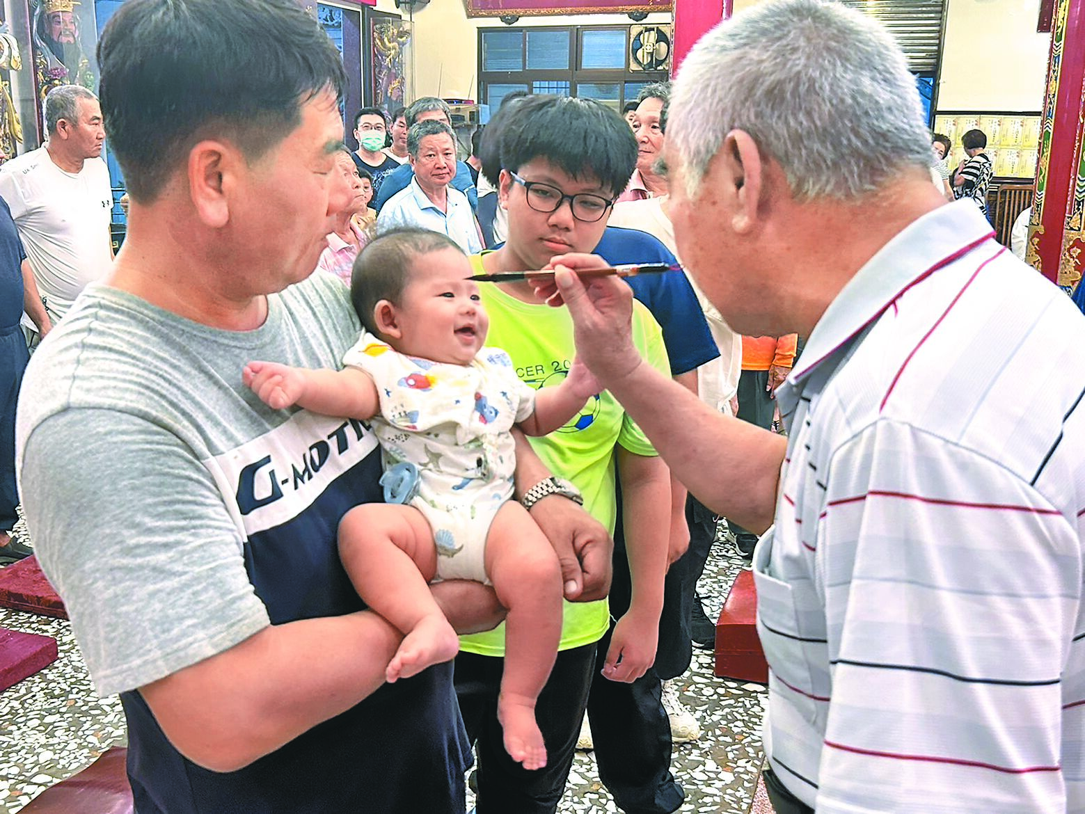 農曆7月1日鬼門開,屏東縣東港鎮東南宮遵循古禮迎普渡公,並為鸞生、信眾「點生做號」,保佑信徒在鬼月時不受好兄弟干擾、平安順遂。(謝佳潾攝) image