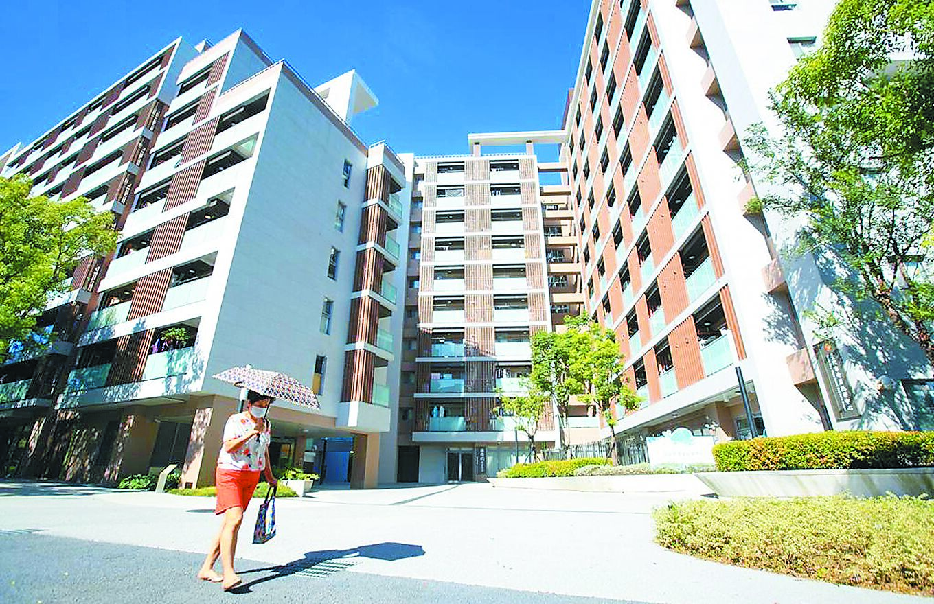 台北市積極興建社會住宅,不過,國民黨台北市議員詹為元發現,獨居長者雖然被列為弱勢戶,但最久只能住12年,就必須自行在外租屋或重新排隊等待入住社宅,對長者來說是相當大的挑戰。(本報資料照片) image