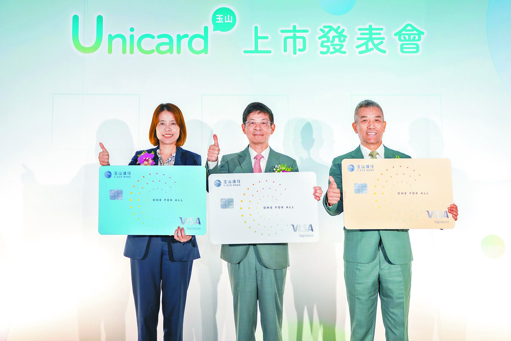 玉山銀行董事長黃男州(中)、總經理林隆政(右)、VISA台灣區總經理黃慧琴(左)宣布「玉山Unicard」全新上市。(玉山銀行提供) image