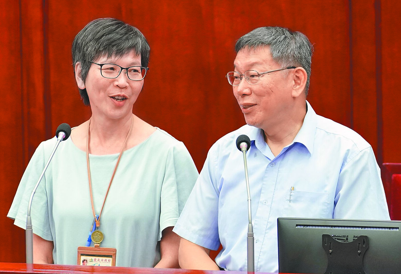 和柯文哲(右)有深交的台中市政顧問蔡壁如(左)13日指出,她很心疼柯受到公審,但也想問柯「感動人民的心還在不在?」(本報資料照片) image