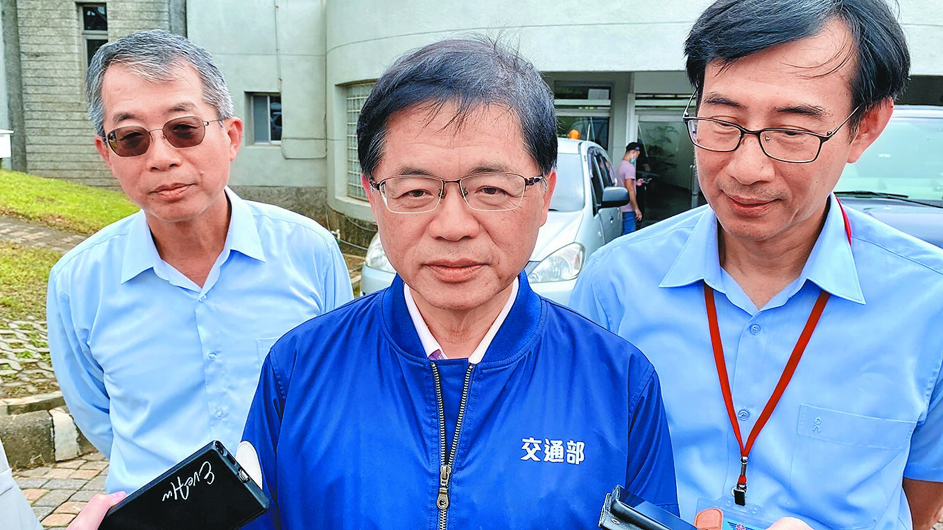 交通部長李孟諺(中)19日視察中央氣象署墾丁氣象雷達站後,結束墾丁視察行程僅過半小時,出軌爆料即掀起熱議。(蔡明亘攝) image