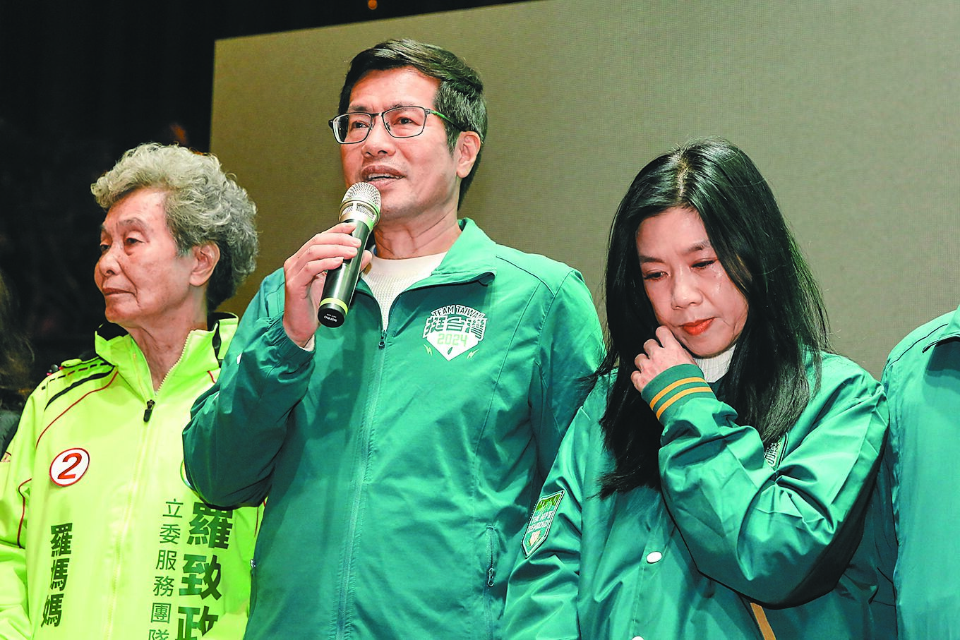 前民進黨立委羅致政(中)被指與女助理兩度開房,羅當時稱不雅影片為境外網軍操作的「深偽造假影片」,但最終羅仍是競選立委連任失利。(本報資料照片) image