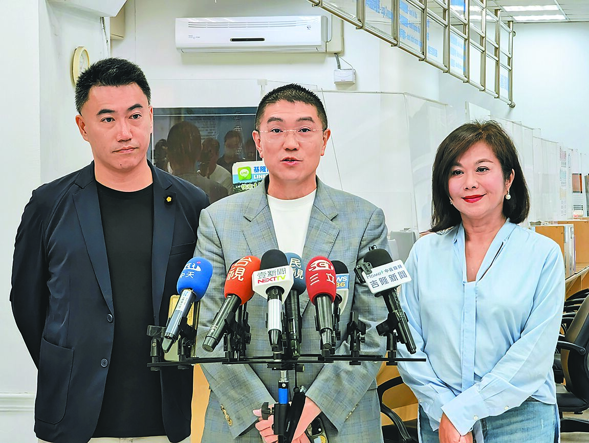 基隆市長謝國樑(中)22日偕副市長邱佩琳(右)、立委林沛祥(左)出面澄清,表示民進黨試圖以挑撥離間方式介入罷免案。(張志康攝) image