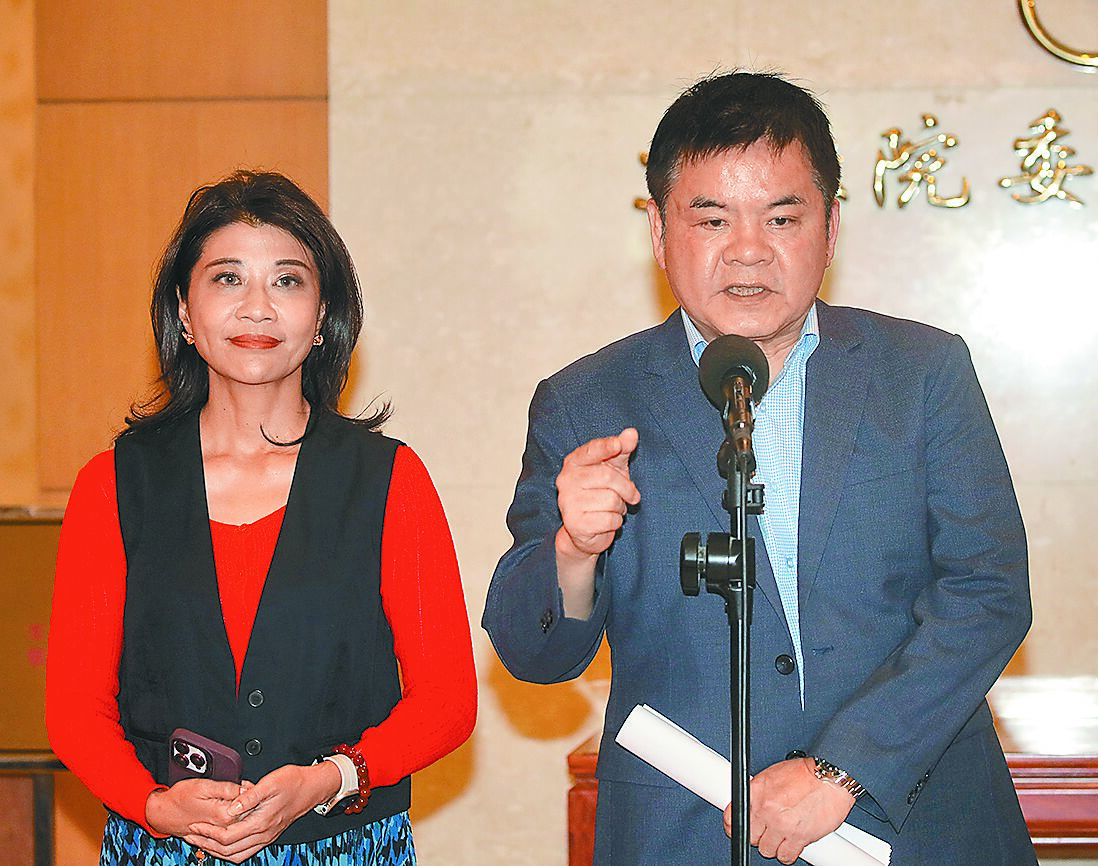 民進黨立法院黨團書記長莊瑞雄(右)22日表示,《政治獻金法》規定,捐款若來自中國、香港、澳門等非本國籍人士都不行,可處5年以下有期徒刑。左為民進黨立法院黨團副幹事長林楚茵。(劉宗龍攝) image