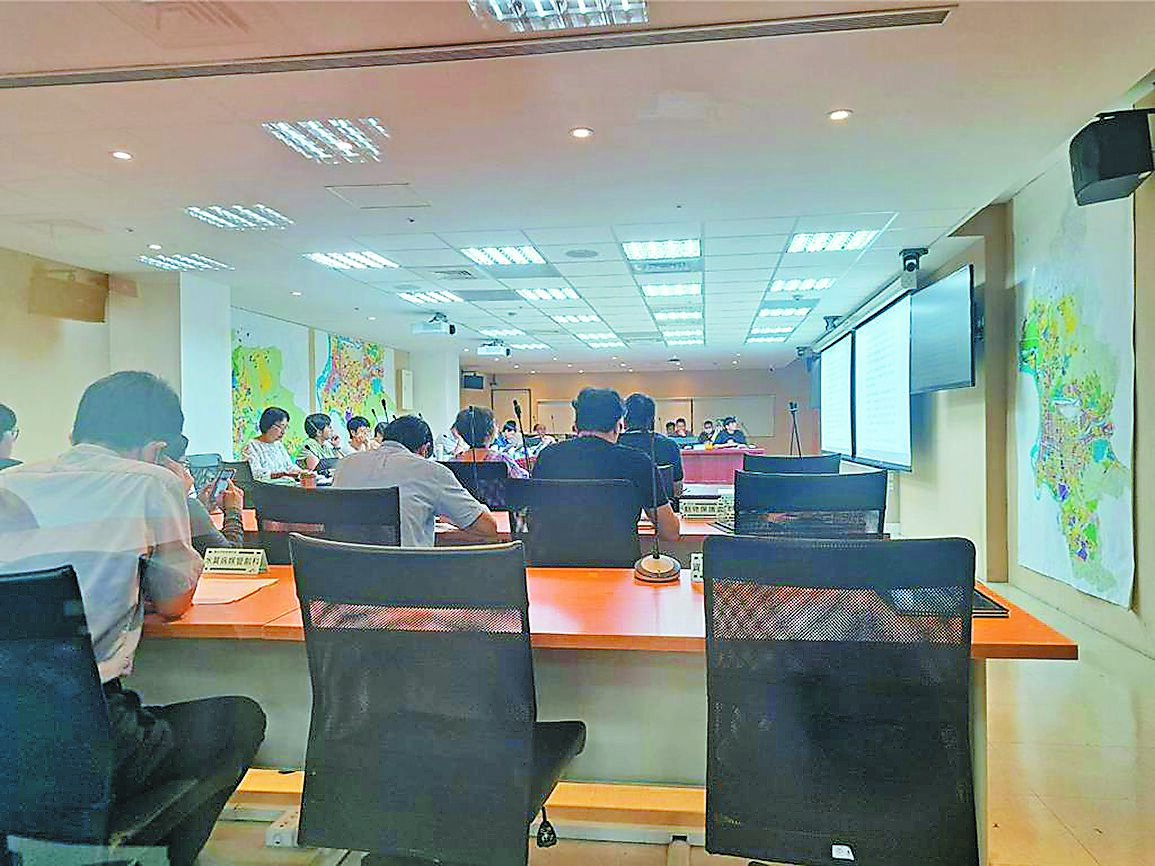 台北市環評委員23日舉行「第一果菜及萬大魚類批發市場」改建工程環境影響說明,決議通過。(温予菱攝) image