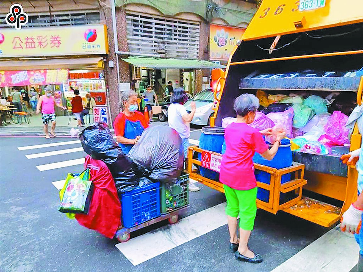 基隆市環保局推出全新垃圾車APP「基隆垃圾車來了」,可即時讓民眾了解垃圾車動態與相關資訊。(本報資料照) image