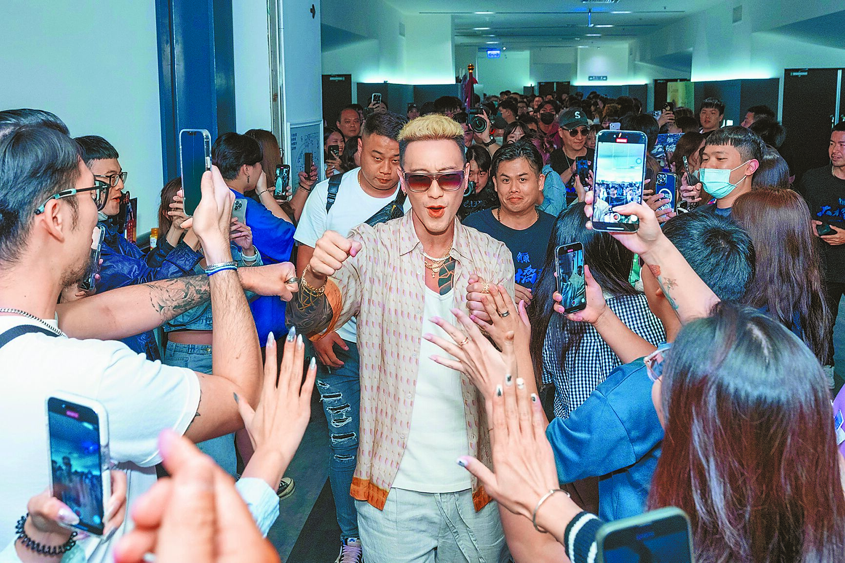 王陽明魅力十足,在北中南宣傳均展現高人氣。(曼尼娛樂提供) image