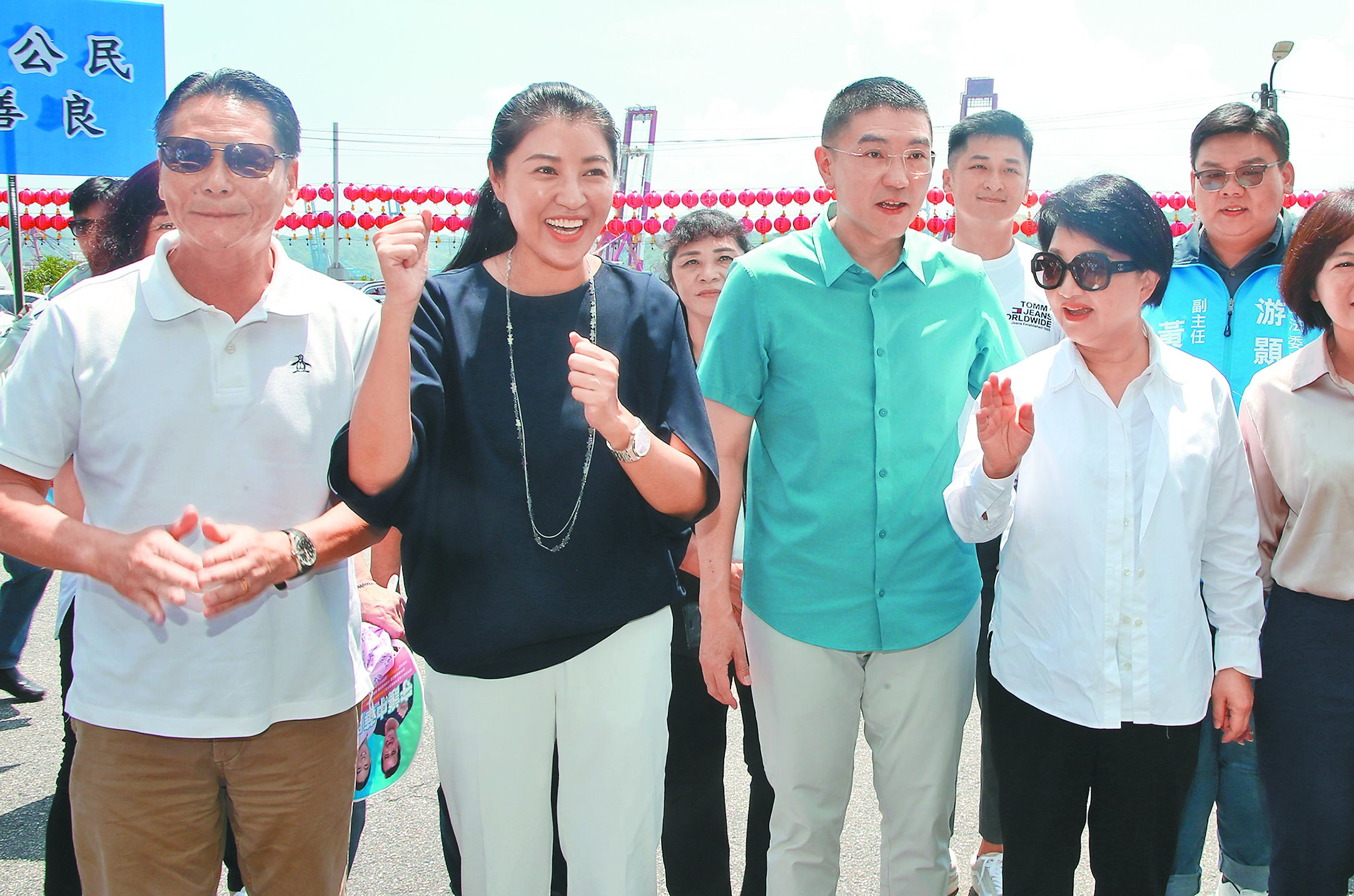 台中市長盧秀燕(右)和連江縣長王忠銘(左一)、南投縣長許淑華(左二)24日陪同謝國樑到基隆中山區聖安宮參拜祈福,高喊反對罷免,力挺謝國樑。盧秀燕爆料,出生在仙洞地區,對基隆有深厚情感,與謝國樑有多代的交情,常以姐弟相稱。(趙雙傑攝) image