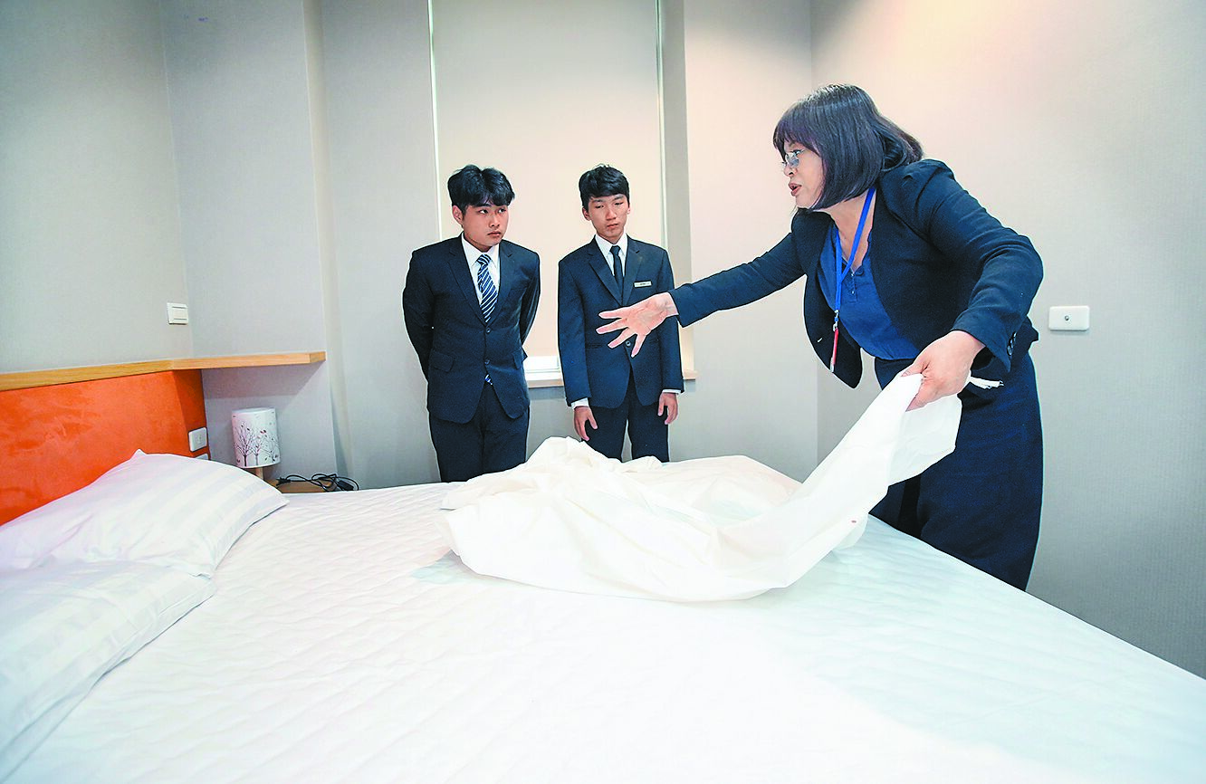 勞動部日前公告開放旅宿業聘雇副學士以上僑外生,從事旅宿業房務、清潔、訂房、接待及所屬餐廳外場工作,28日起上路實施。此為示意圖。(本報資料照片) image