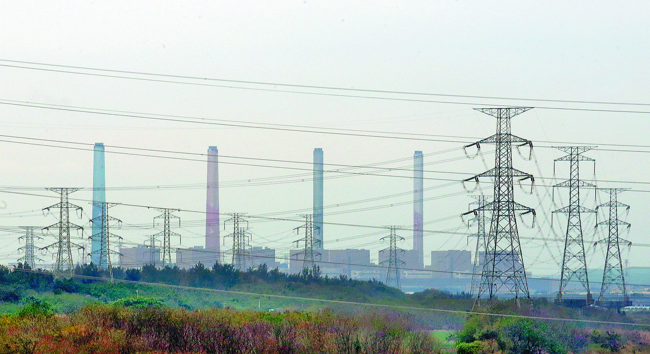 台電規畫在台中火力發電廠新建4部燃氣機組,環委30日建議該案修正通過。圖為台中火力發電廠。(本報資料照片) image