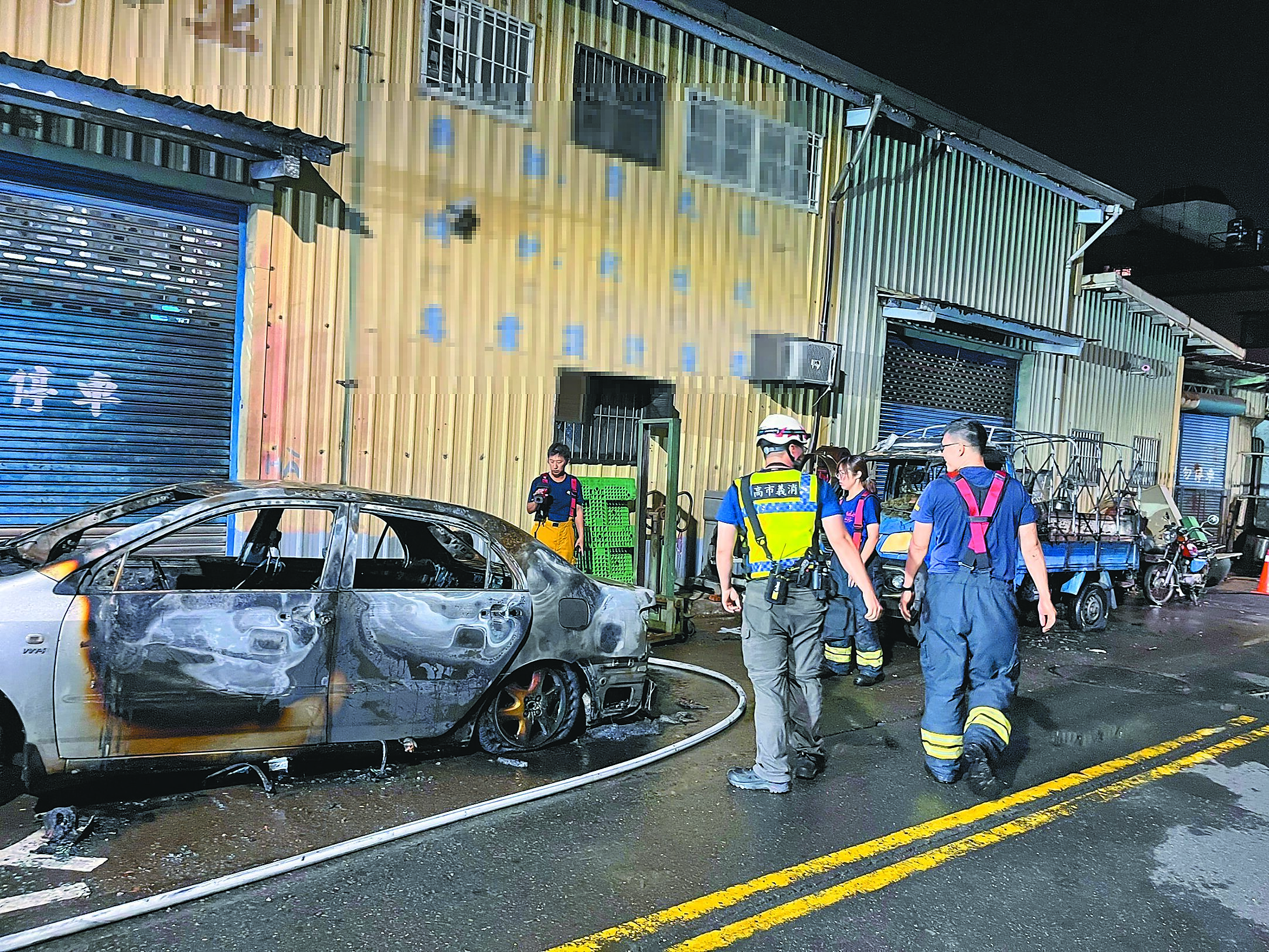高雄市鼓山區發生一宗縱火燒車案,警消獲報到場撲滅火勢,2輛車被燒毀,警消調閱監視器畫面,查出為劉姓男子所為,但劉男在犯案後也身亡。(警方提供/郭良傑高雄傳真) image