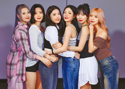 PURPLE KISS成員SWAN(左起)、Yuki、Chaein、Na Go Eun、Dosie、Ireh首度來台開唱,也抽空接受本報專訪。(陳俊吉攝) image