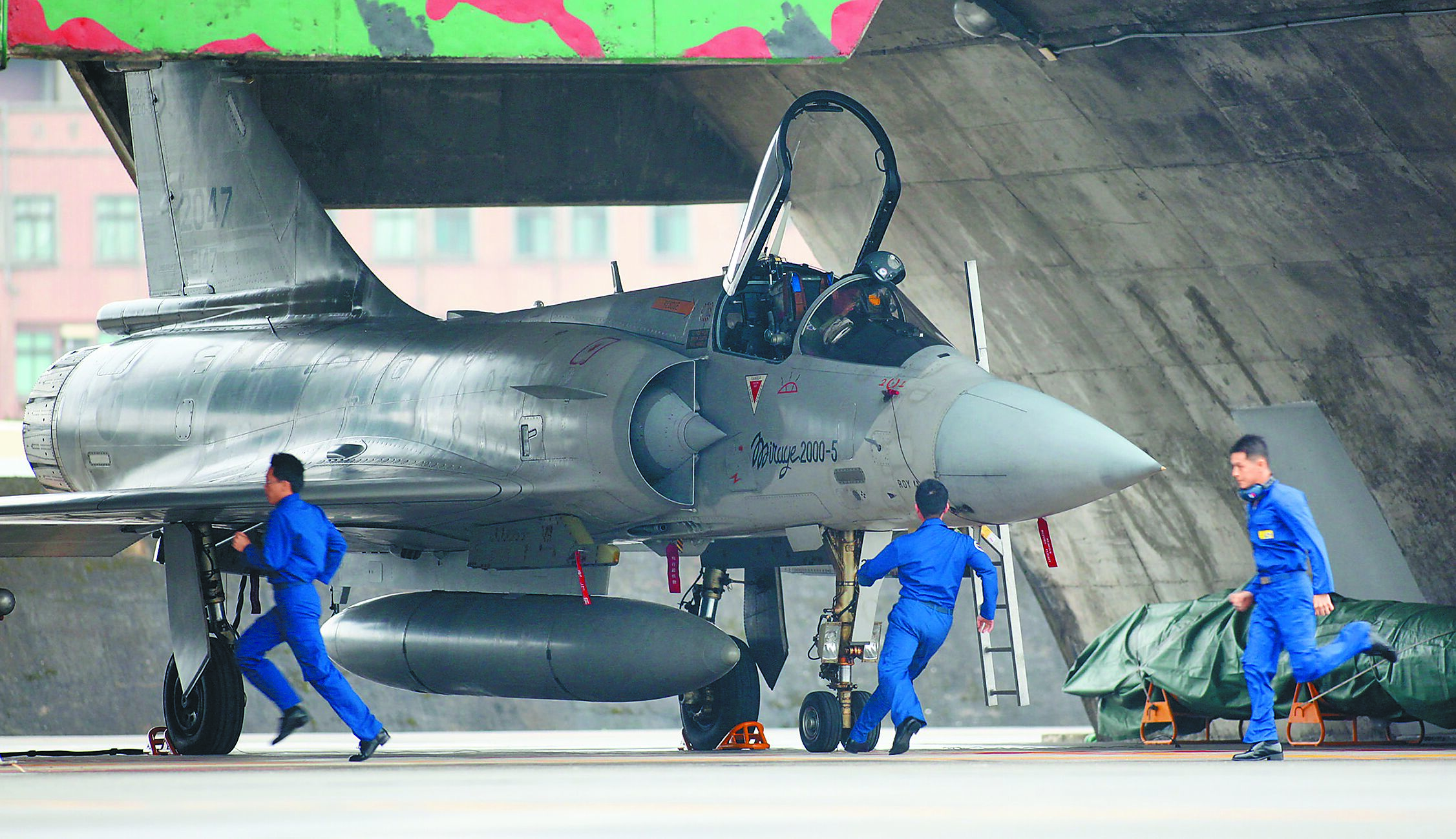 空軍一架單座幻象戰機10日失去動力墜海。圖為失事幻象戰機。(本報資料照片) image
