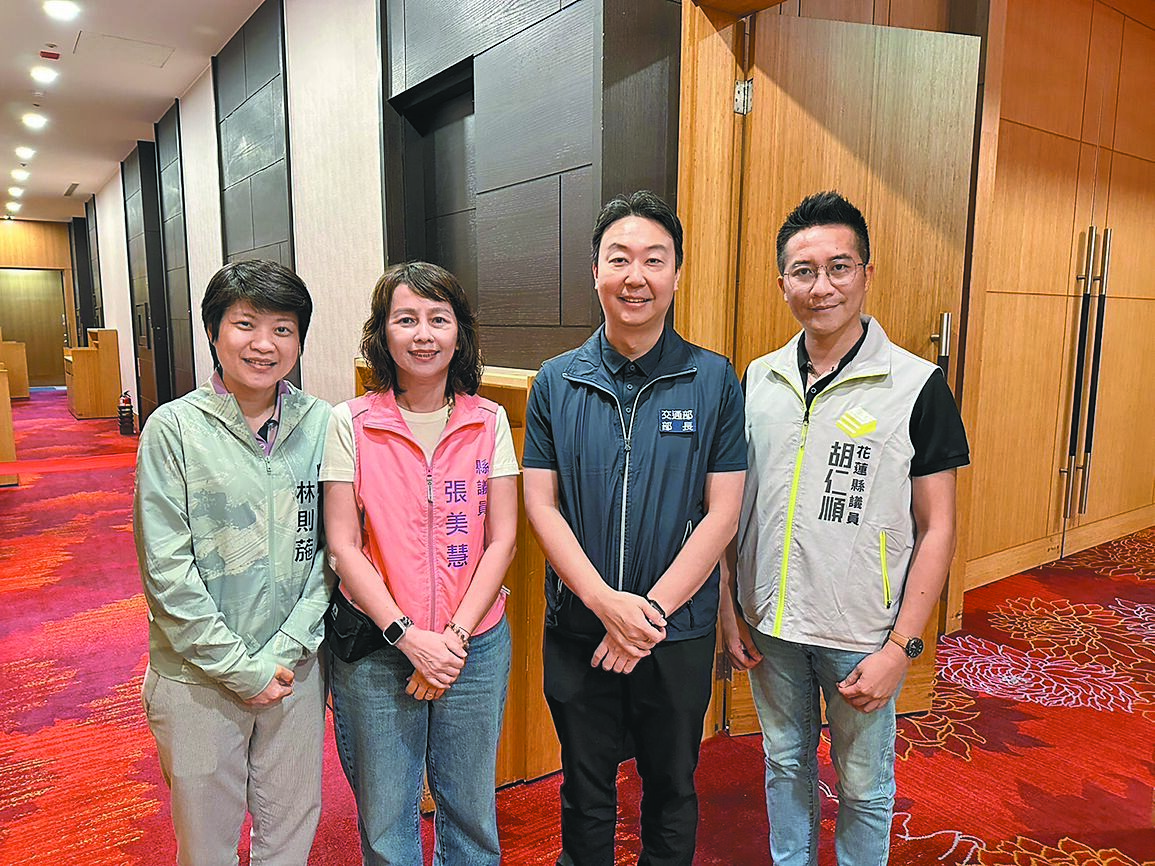 交通部長陳世凱(右二)10日到花蓮與觀光業者座談,花蓮縣議會民進黨團總召張美慧(左二)、議員林則葹(左一)、胡仁順(右一)建議中央對觀光業者減稅、免稅。(花蓮縣議員張美慧提供/王志偉花蓮傳真) image