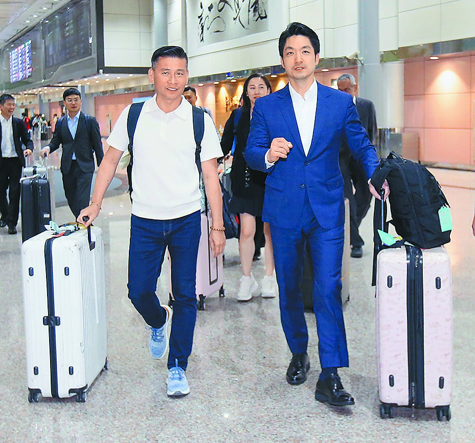 台北市長蔣萬安(右)及台北市議長戴錫欽等人結束訪美行程,14日搭機返台。(范揚光攝) image