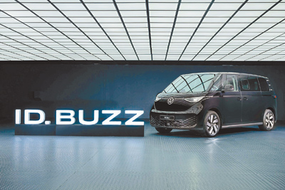 福斯商旅全新ID. Buzz Pro S長軸七人座版承襲T1經典傳奇車款設計,並搭載先進的IQ.DRIVE駕駛輔助系統。(台灣福斯商旅提供) image