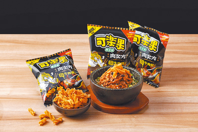 王品集團旗下品牌「肉次方 燒肉放題」與可樂果聯手,推限定「香蒜奶油牛肉燒」風味餅乾(見圖),即起於7-11獨家限量販售。(王品集團提供) image