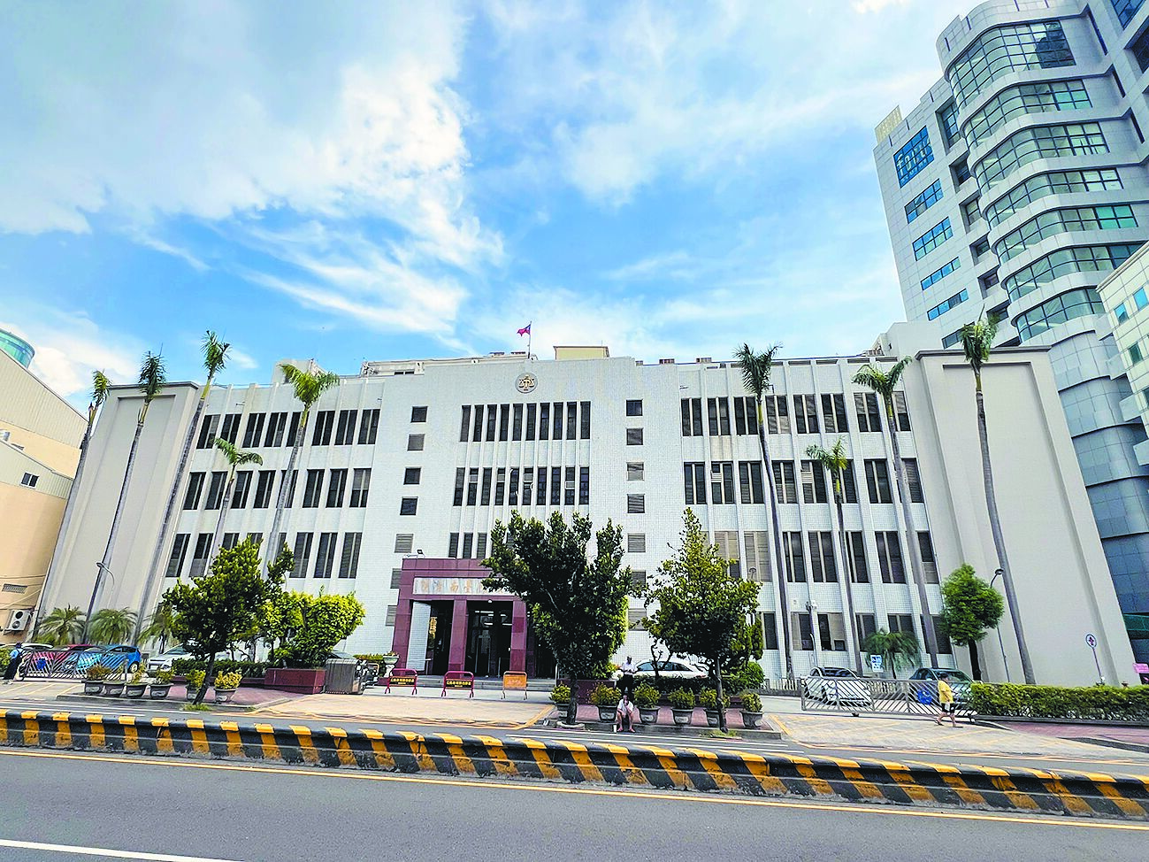 台南市許姓兄弟及孫姓男子等3人,涉嫌吸收8名現役軍人替大陸收集軍事情報,並收取高額工作費。台南高分檢偵結起訴23人。(本報資料照片) image