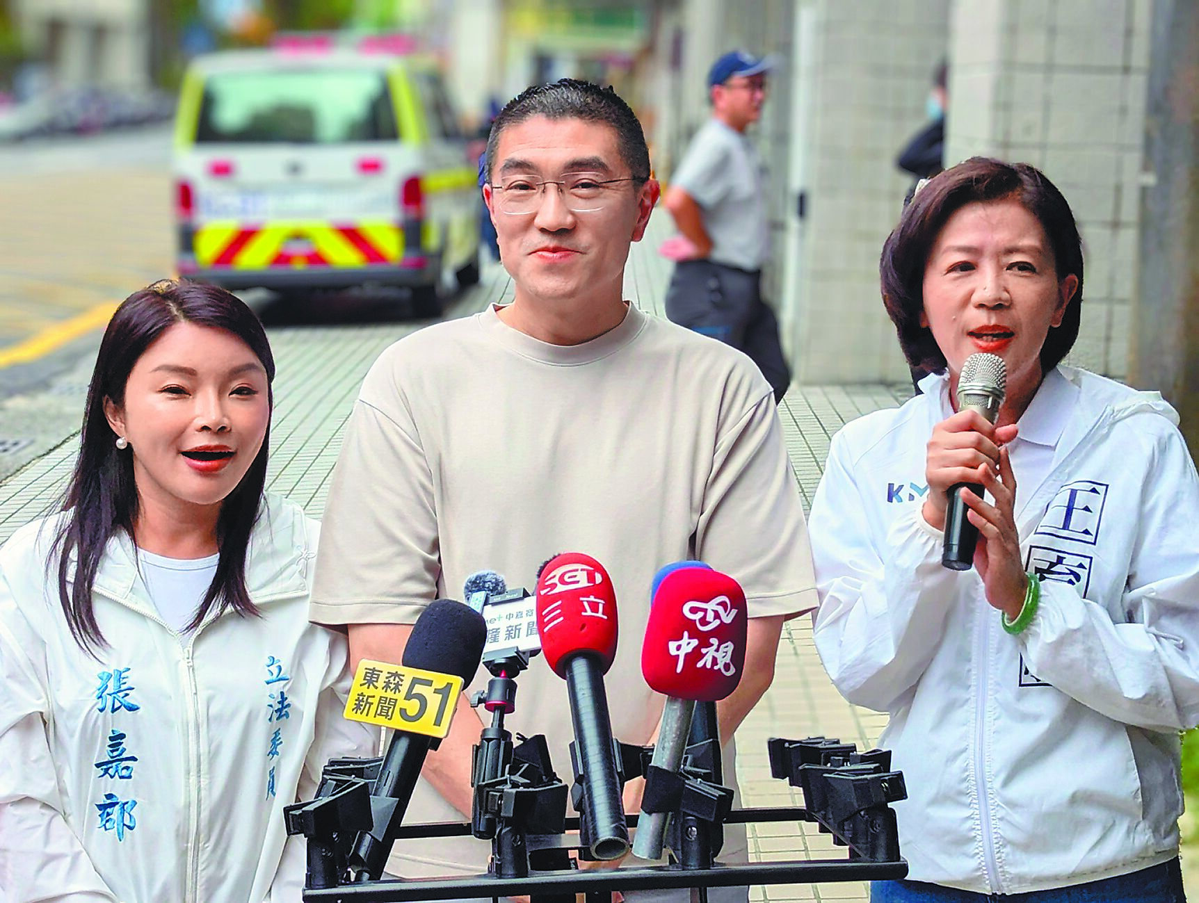 國民黨立委王育敏(右)、張嘉郡(左)18日到基隆力挺基隆市長謝國樑(中),並呼籲民眾10月13日一定要出門投下不同意罷免票。(張志康攝) image