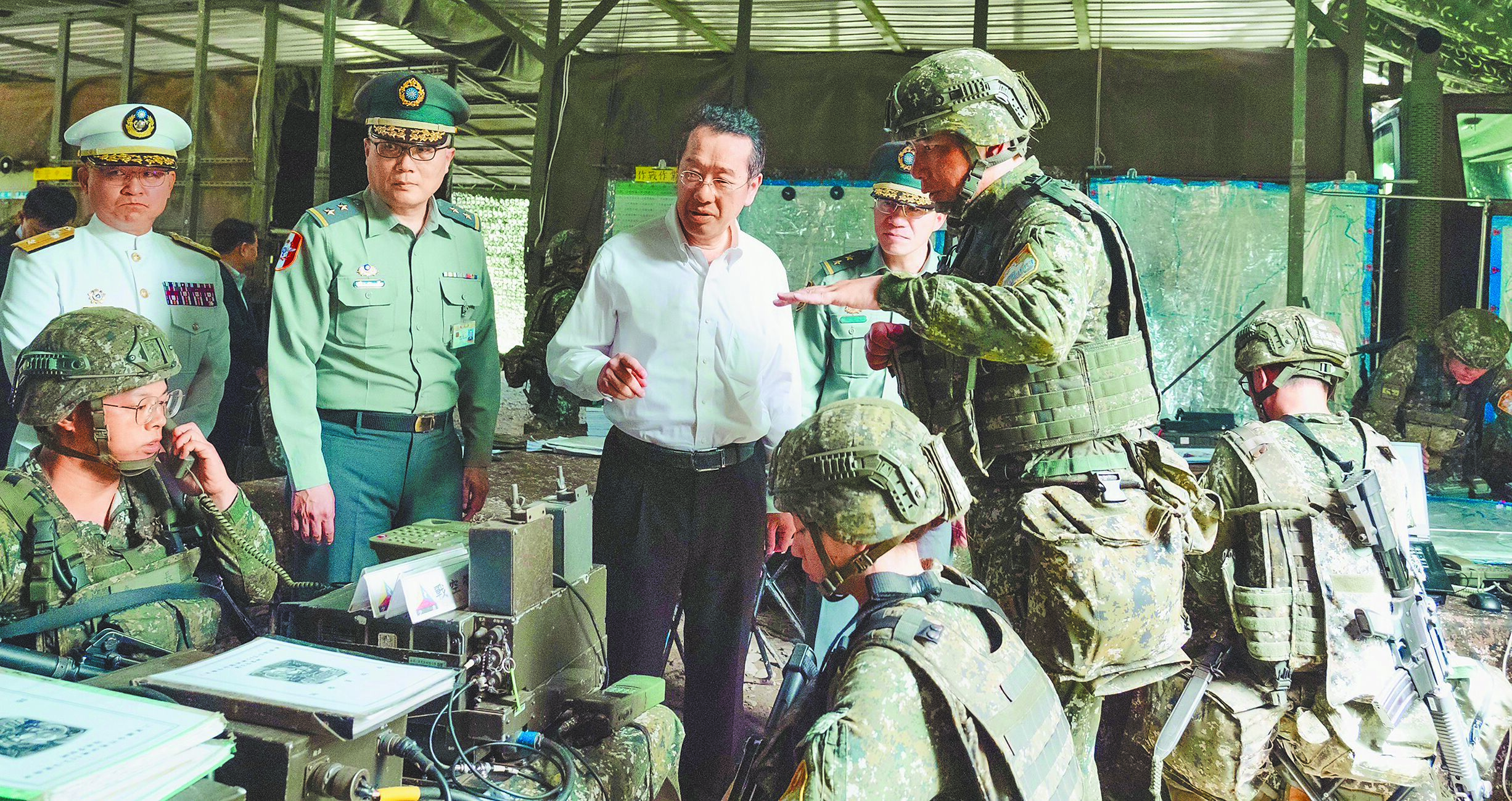國防部長顧立雄透露,已和美國DIU成立對口,雙方將進一步研討是否能共同生產無人載具。圖為顧立雄(中)17日赴屏東地區,視導部隊中秋節假日戰備整備、瞭解訓練實況。(軍聞社) image