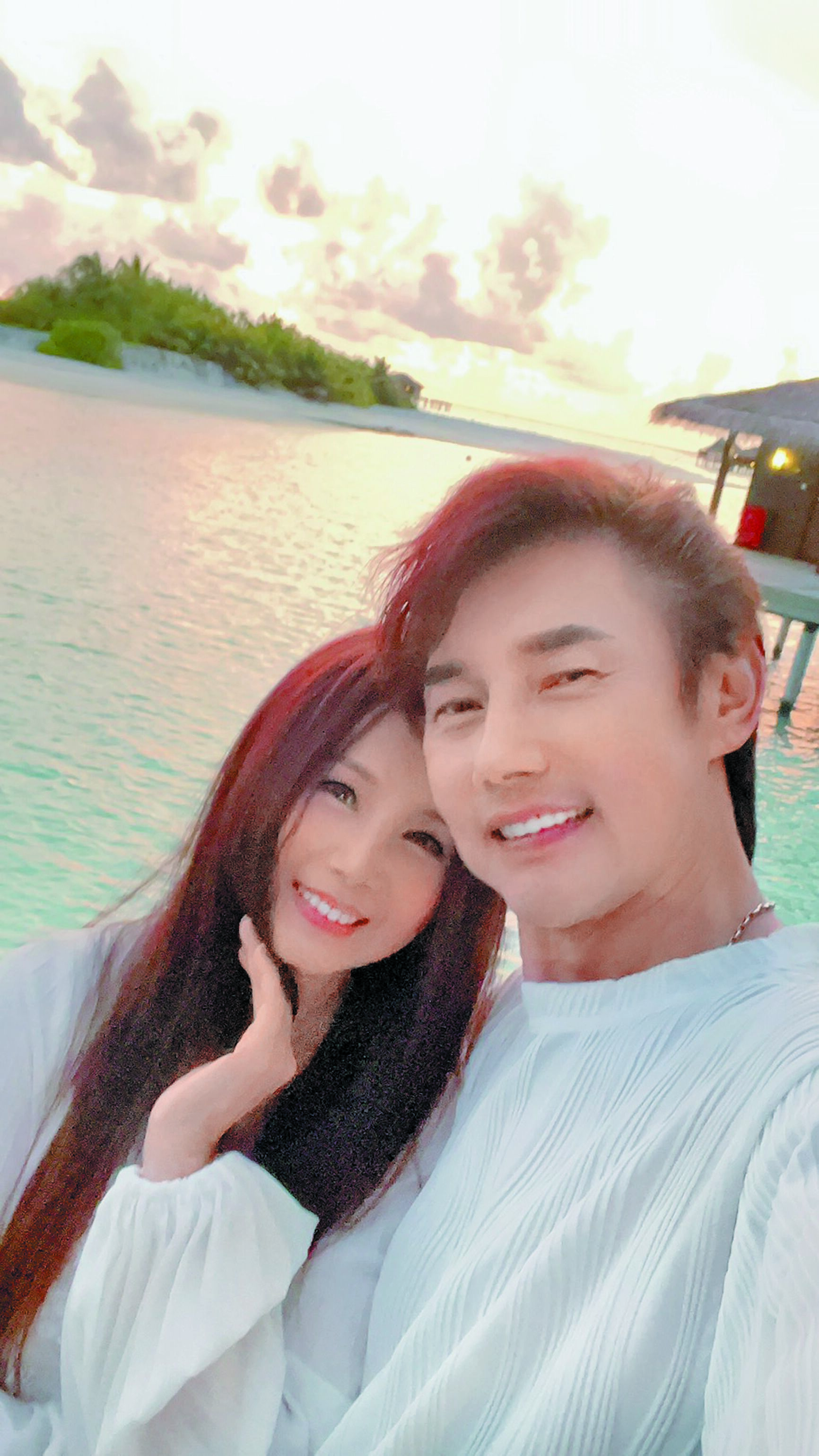 包偉銘(右)和老婆劉依純日前赴馬爾地夫歡慶結婚9周年。(翰森娛樂提供) image