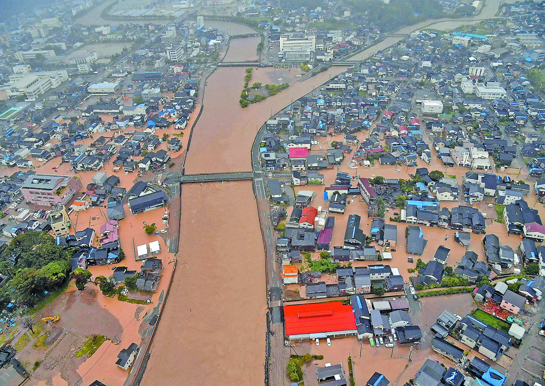 從直升機上俯瞰日本石川縣輪島市,住宅區因暴雨而被淹沒。 (路透) image