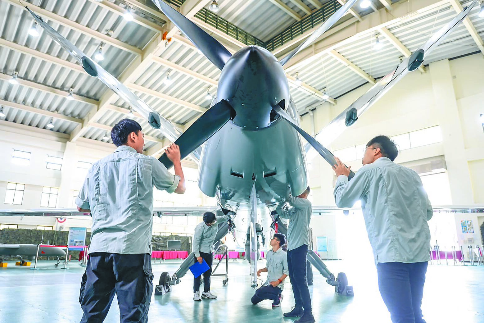 國防部發言人的臉書22日公布多張國軍組建無人機的照片。(取自國防部發言人臉書) image
