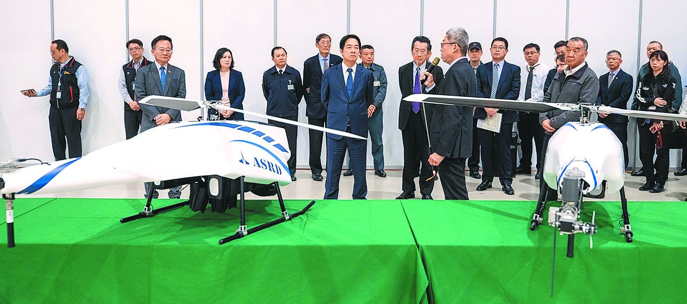 賴清德總統希望台灣無人機產值在2030年達到400億元。圖為時任副總統的賴清德(中)今年3月參觀國家中山科學研究院。(總統府提供) image