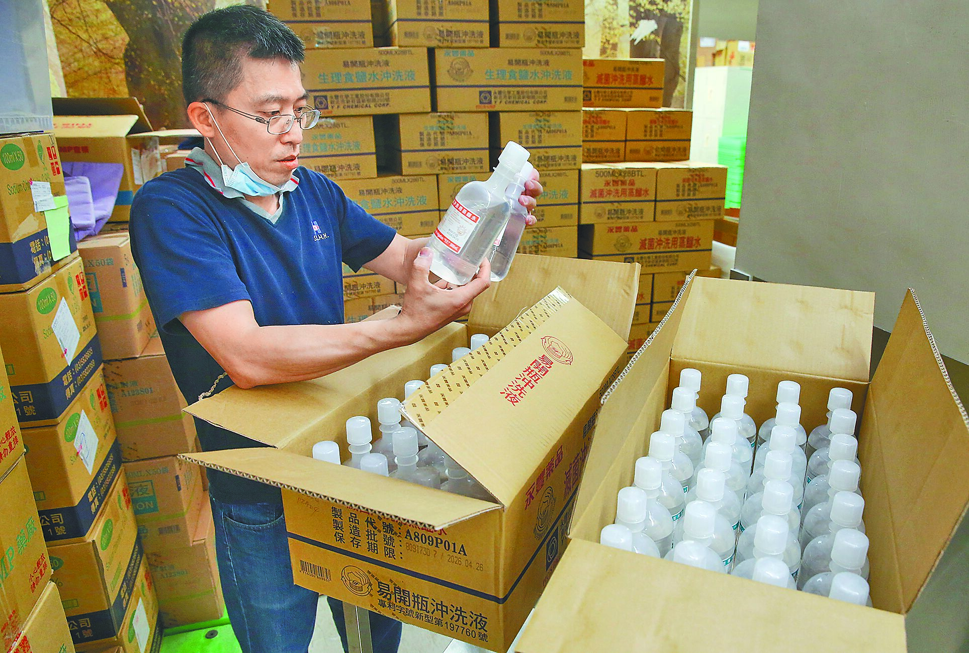 食藥署20日預告修正「必要藥品清單」,近期因為永豐新莊廠停產而導致大缺貨的輸液,本次也被列入。示意圖為醫院庫存不同用途食鹽水。(本報資料照片) image
