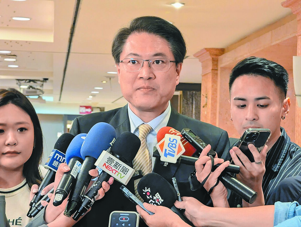 民進黨祕書長林右昌(中)26日上午受訪時,雖然表示不會針對罷免案做評論,但仍痛批謝市府的種種舉措。(張志康攝) image