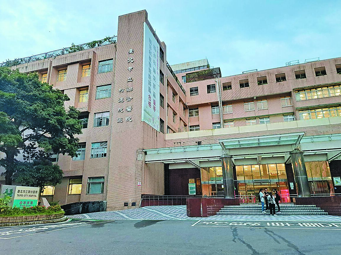 台北市信義區松友里民陳情,台北市立聯合醫院松德院區,未向當地居民說明告知,就評估計畫遷移至山下的松德大樓。(温予菱攝) image