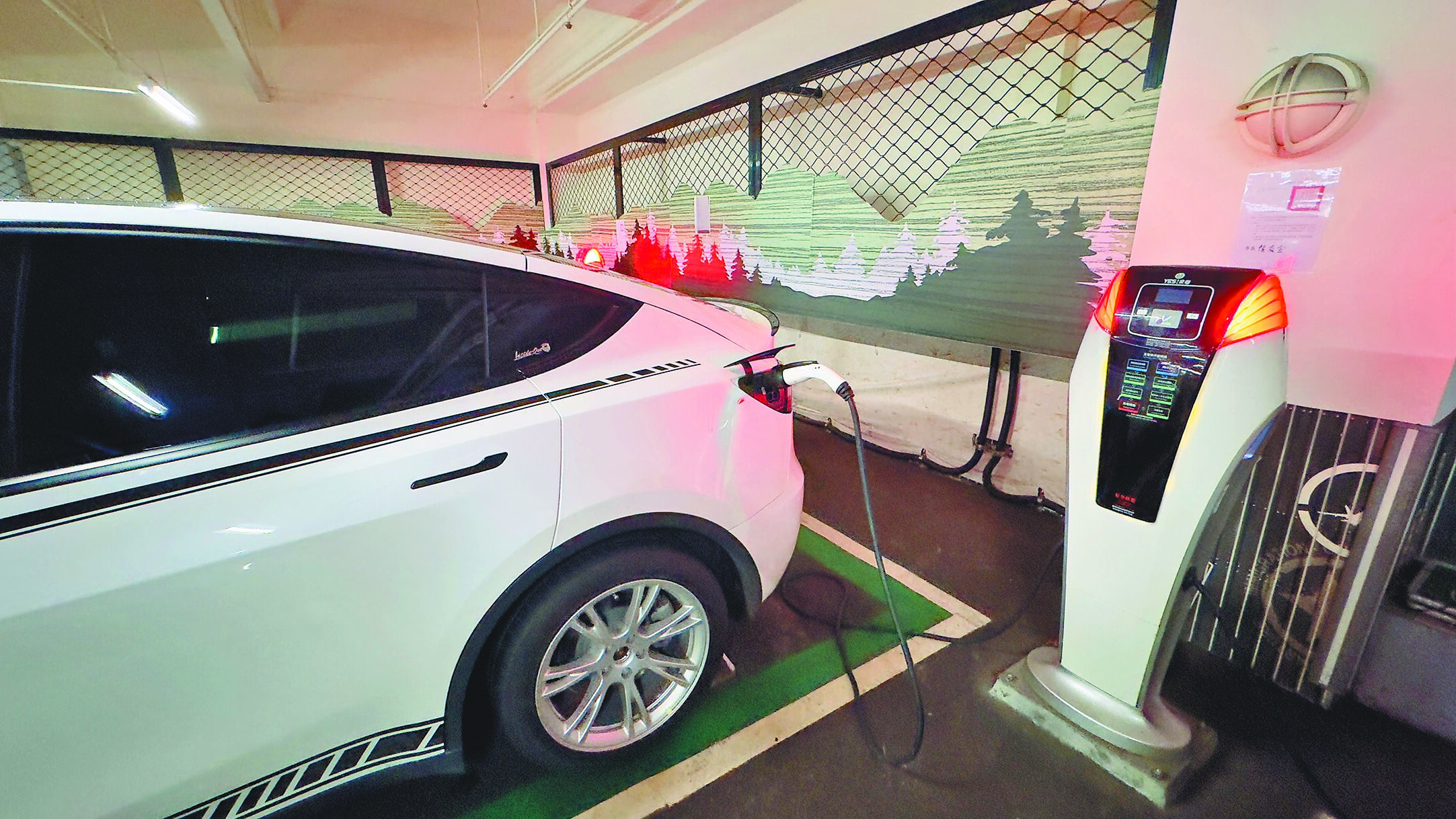 政府鼓勵電動車發展,但充電樁普及率不高,影響民眾換開電動車意願。(本報資料照片) image