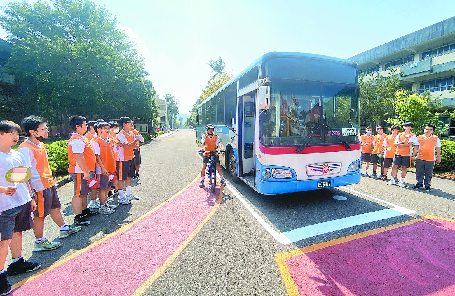 交通部數據顯示,大型車左轉時與行人發生事故的比例遠高於右轉。圖為校園道安宣導,透過實境演練,強化學生對大車危險性的認知。(本報資料照片) image