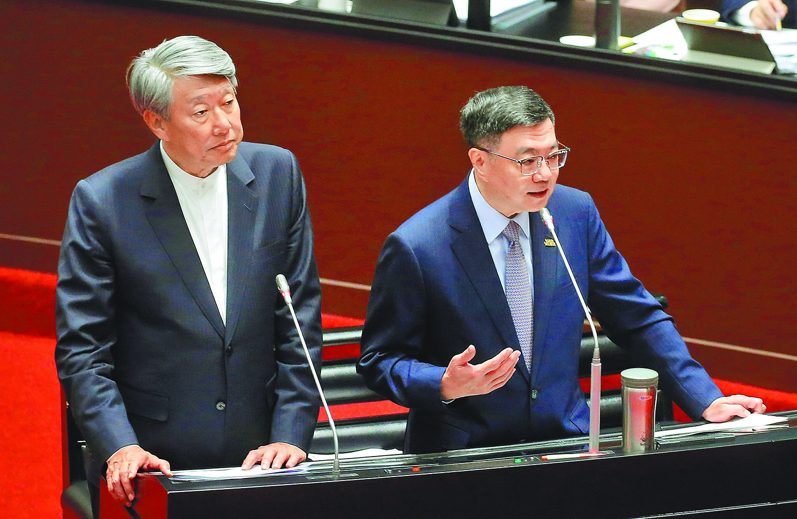 電價未來是否持續調漲,經濟部長郭智輝說,「這個我想是院長做決定」。右為行政院長卓榮泰。(趙雙傑攝) image